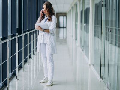 Încălțăminte de lucru: saboți și sandale confortabile pentru utilizare îndelungată și de zi cu zi